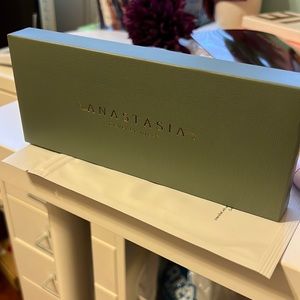 Brand new in packaging Anastasia Beverly Hills nouveau palette